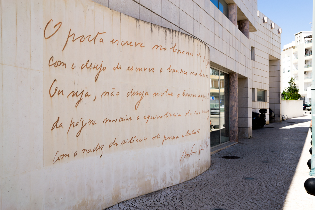 Sul Informação - Biblioteca de Faro retoma empréstimo de livros