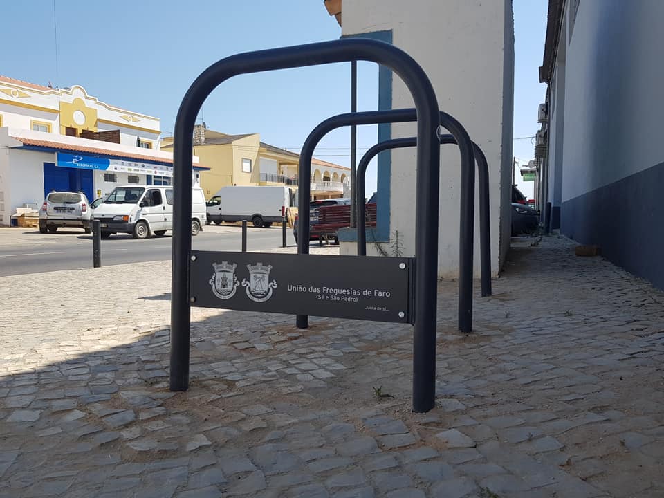 Sul Informação - Faro tem novos suportes para estacionar bicicletas