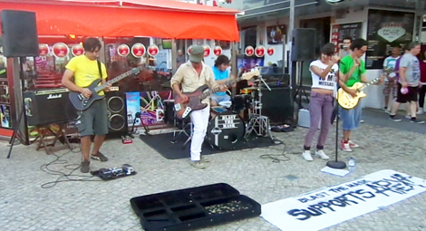 Sul Informação - Blast The Mask ajudam APEXA com concerto flash na Baixa de Albufeira