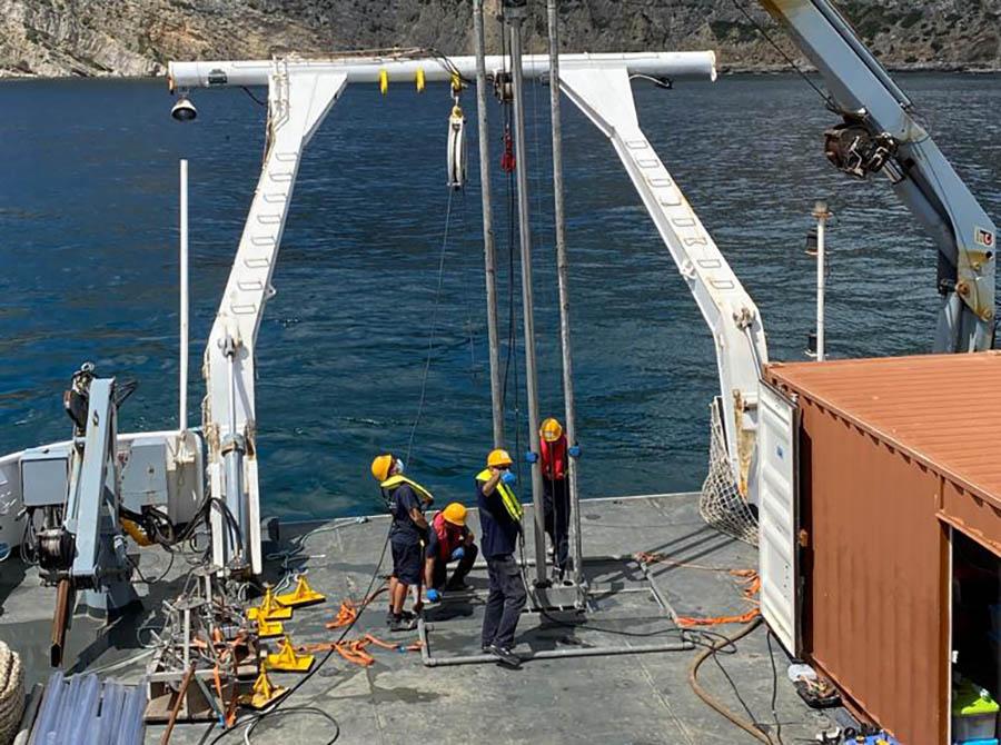 Sul Informação - Navio da Marinha realiza fundeamento de boia multiparamétrica no Algarve