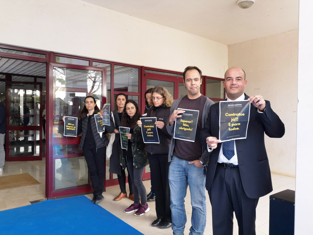 Sul Informação - Investigadores e bolseiros precários manifestaram-se no Dia da Universidade