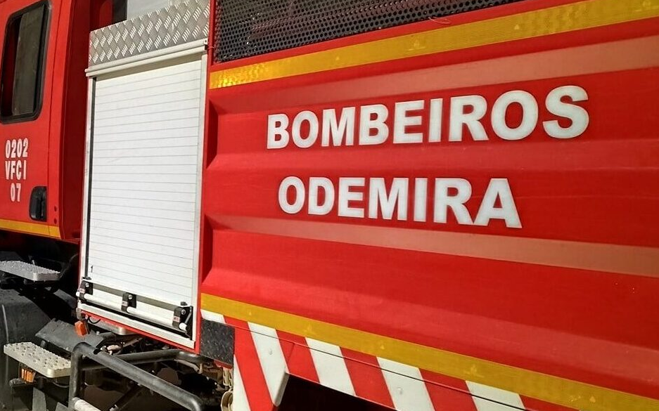 Sul Informação - Incêndio em Vale de Santiago mobiliza dois meios aéreos e mais de 70 operacionais