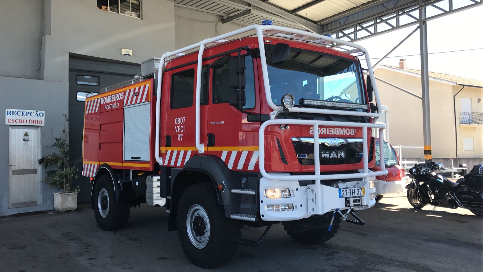 Sul Informação - Bombeiros de Portimão já têm novo carro para substituir o que ardeu em Monchique