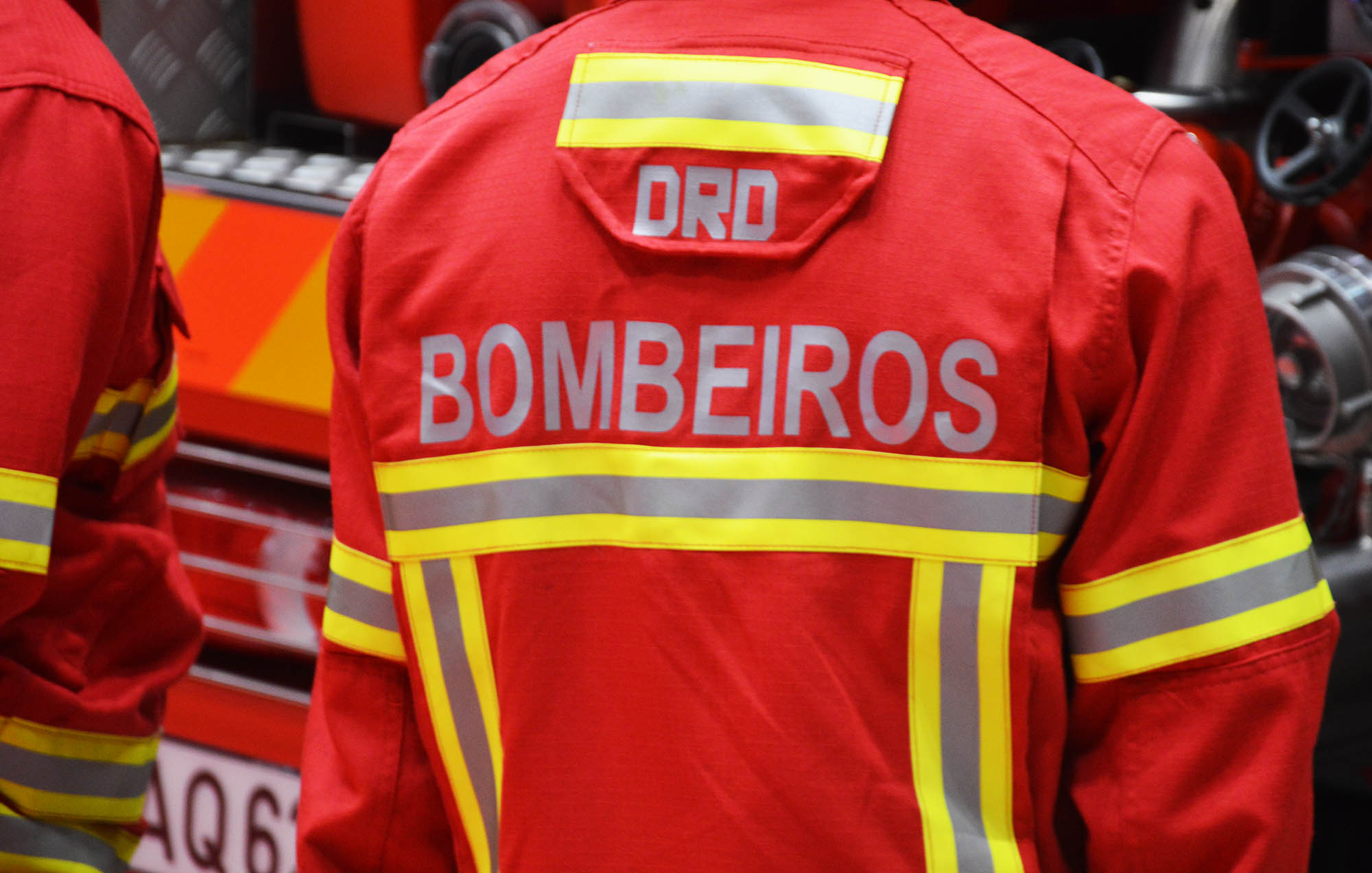 Sul Informação - Mais de 80 operacionais e 3 meios aéreos combatem incêndio em São Teotónio