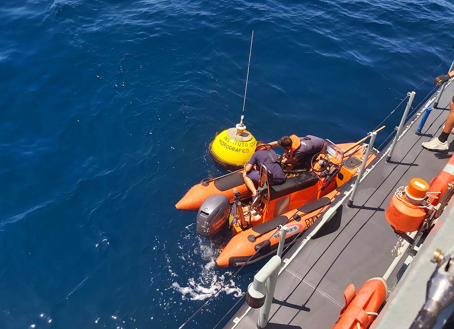 Sul Informação - Navio da Marinha recupera boia ondógrafo ao largo de Faro