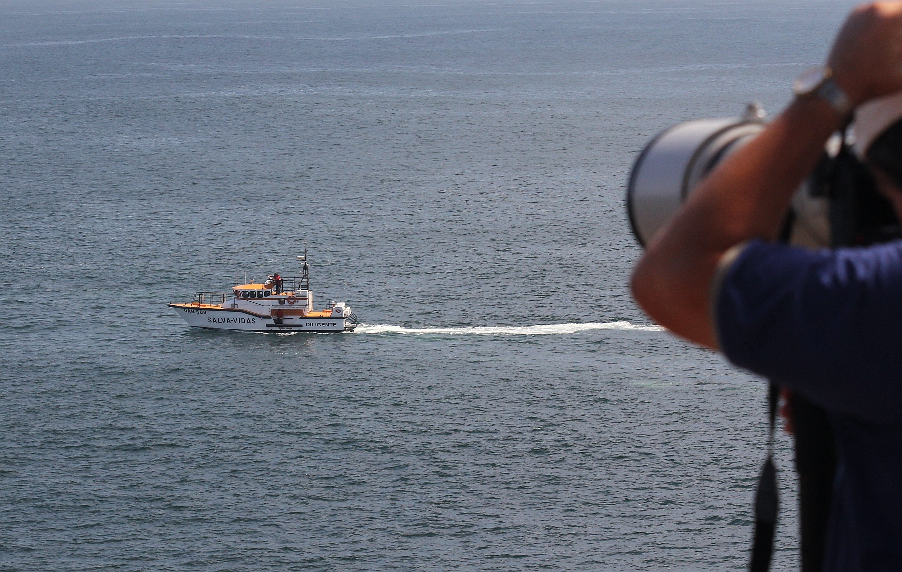 Sul Informação - FOTOGALERIA: Interrompidas buscas aéreas do piloto da avioneta que caiu ao mar em Sagres