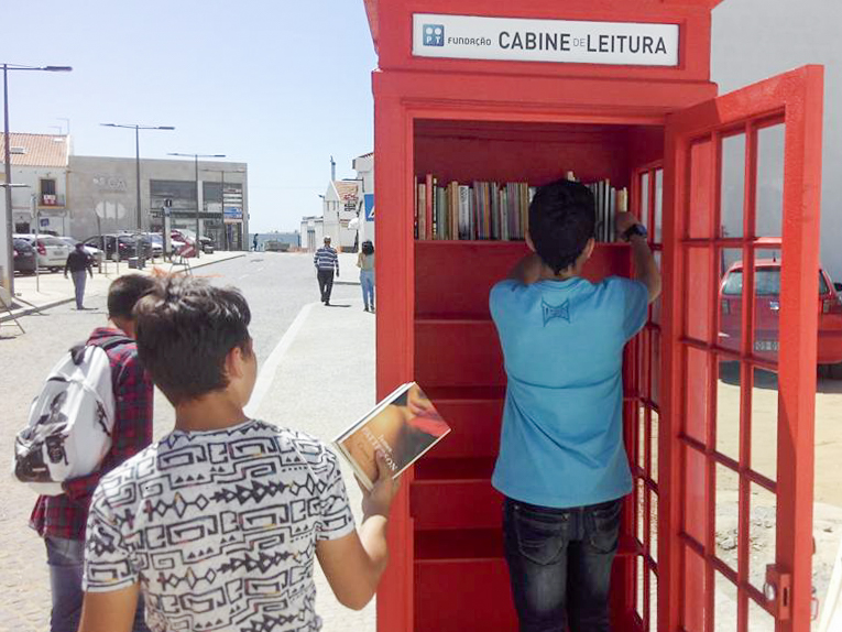 Sul Informação - Milfontes troca o telefone por livros na recém inaugurada «Cabine de Leitura»