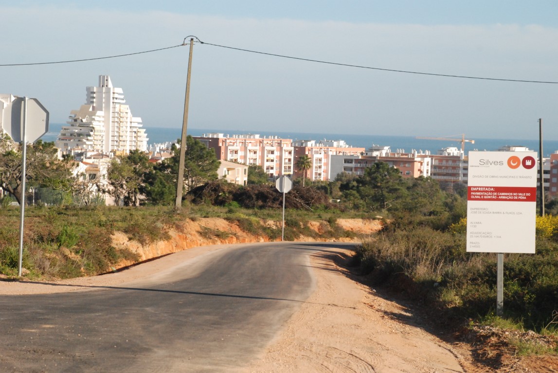 Sul Informação - Silves conclui pavimentação de dois caminhos em Armação de Pêra