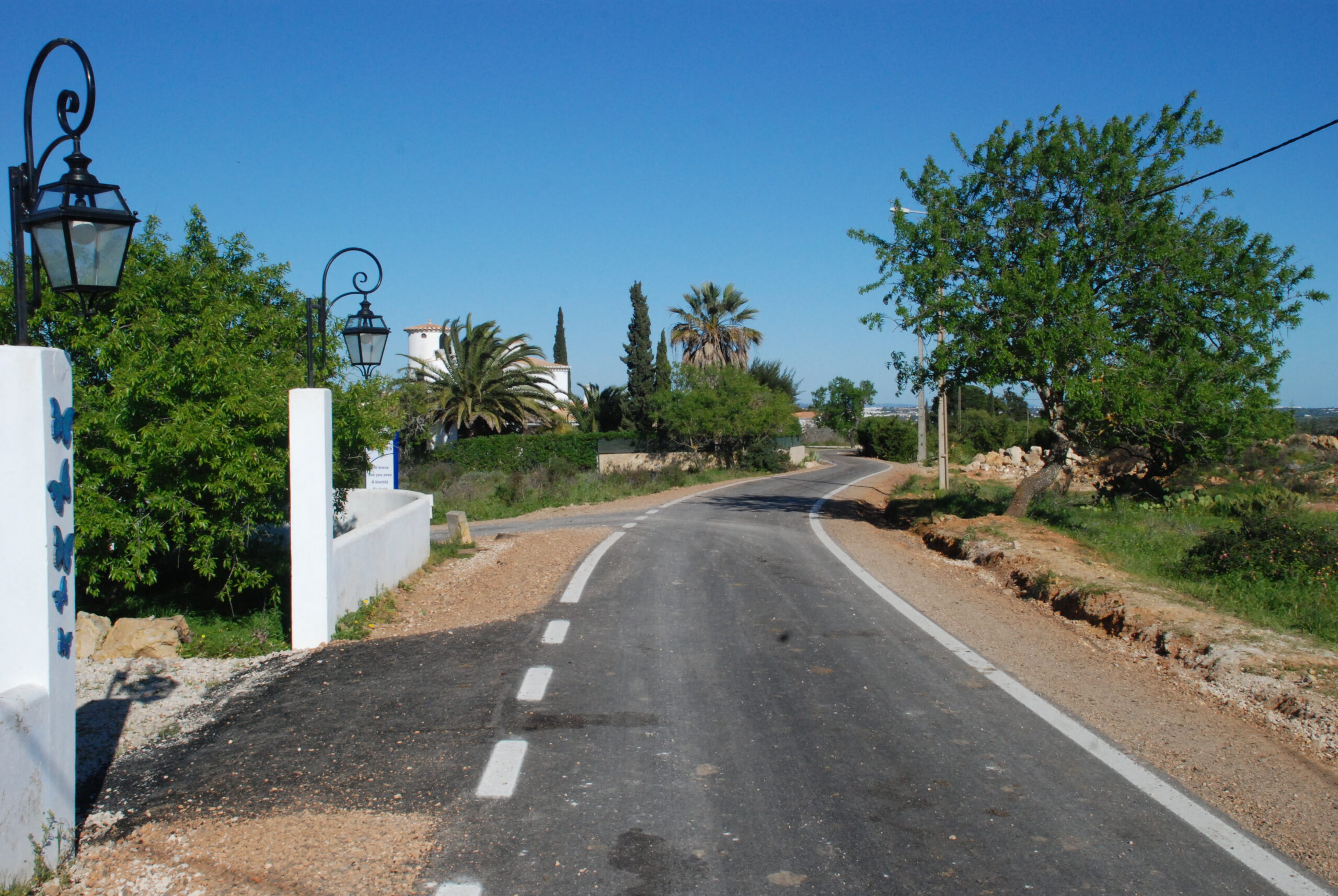 Sul Informação - Silves concluiu pavimentação de caminhos em Armação de Pêra