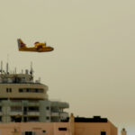 Sul Informação - Canadairs que combateram fogo no Rasmalho reabasteceram frente à Praia da Rocha