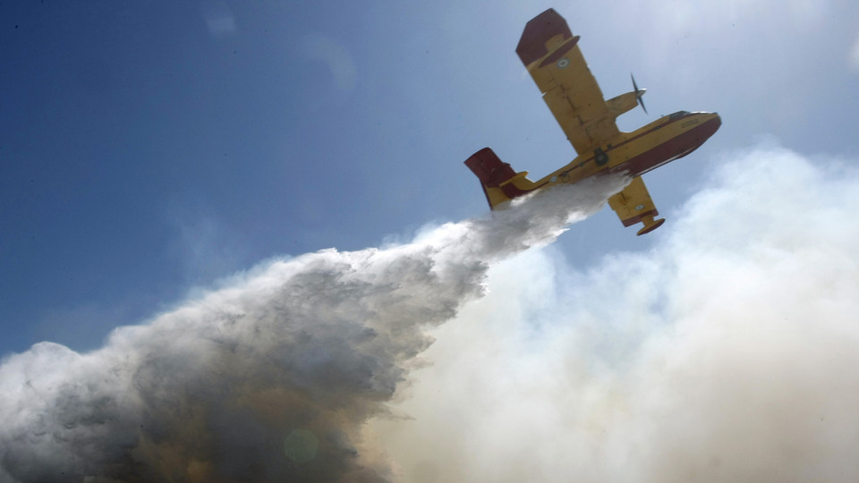 Sul Informação - Mais meios aéreos e bombeiros combatem incêndio perto de Sabóia