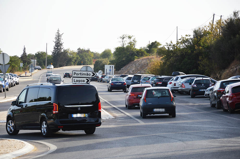 Sul Informação - Ninguém é responsável pelo estacionamento caótico ao longo da EN125 junto ao Zoomarine