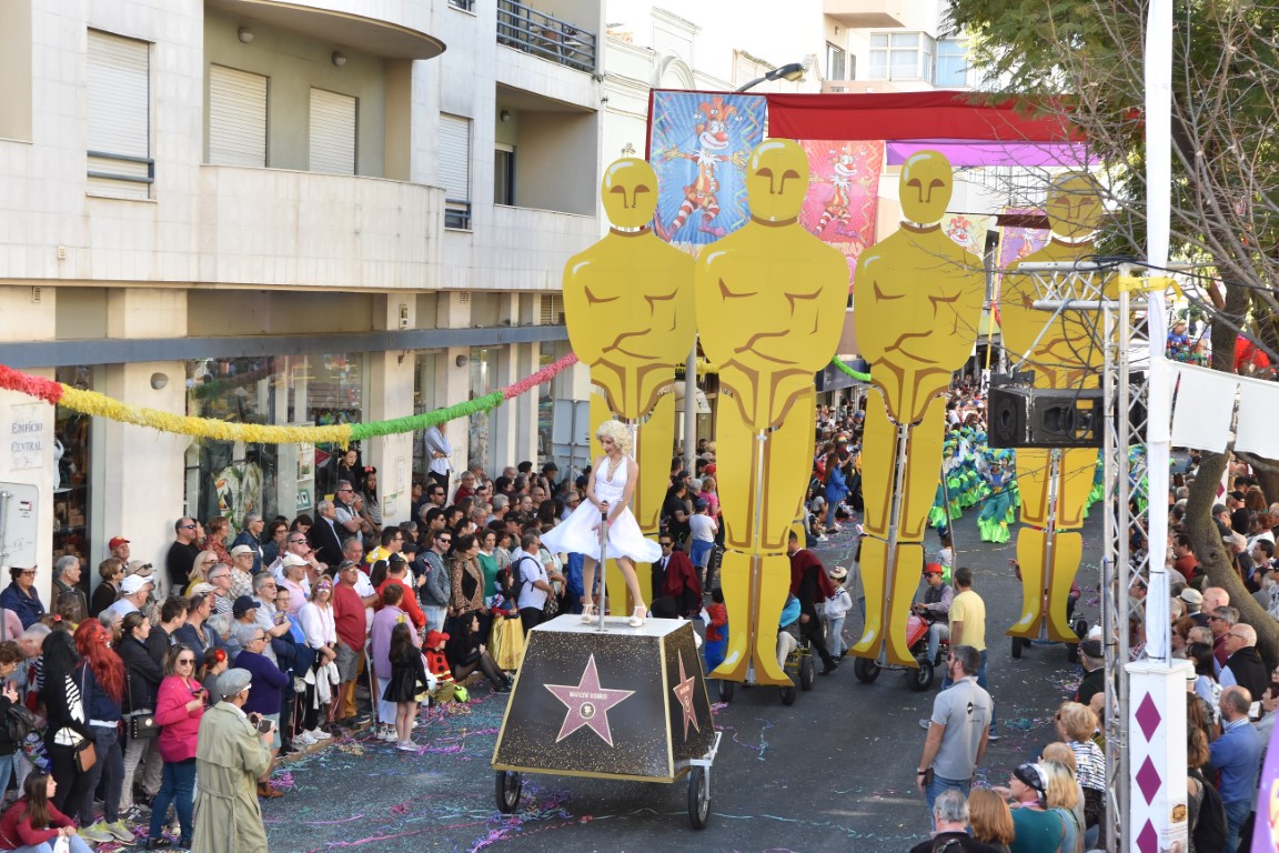 Sul Informação - A grande folia do Carnaval de Loulé começou com casa cheia