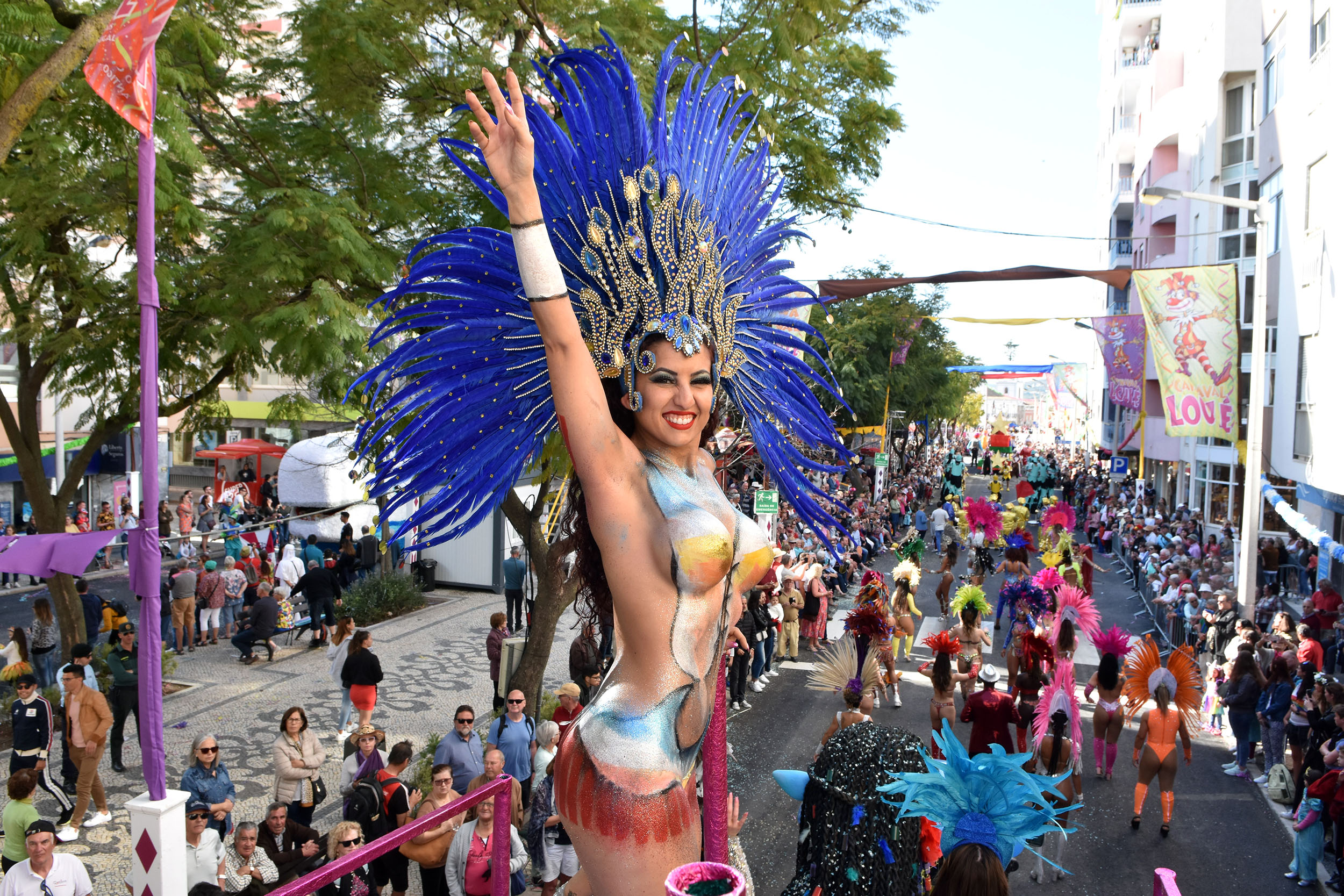 Sul Informação - “Era uma vez…Em Louléwood” juntou 75 mil foliões em mais um Carnaval