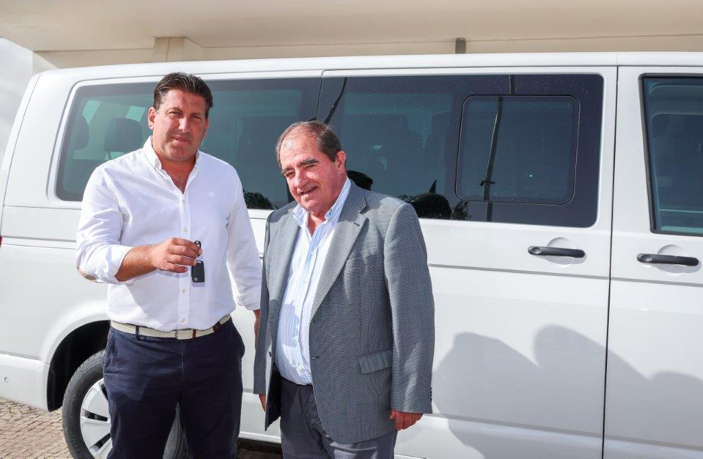 Sul Informação - Albufeira entrega carrinha à Freguesia da Guia para transporte de alunos