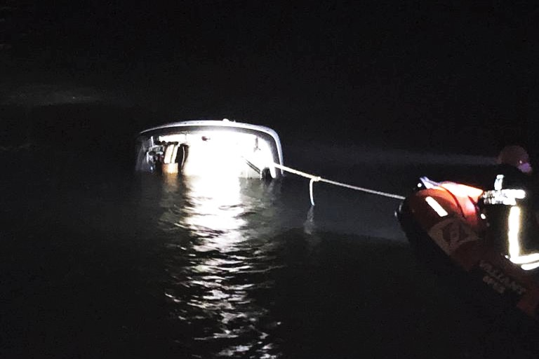 Sul Informação - Carro cai à Ria durante a madrugada no Cais das Quatro Águas