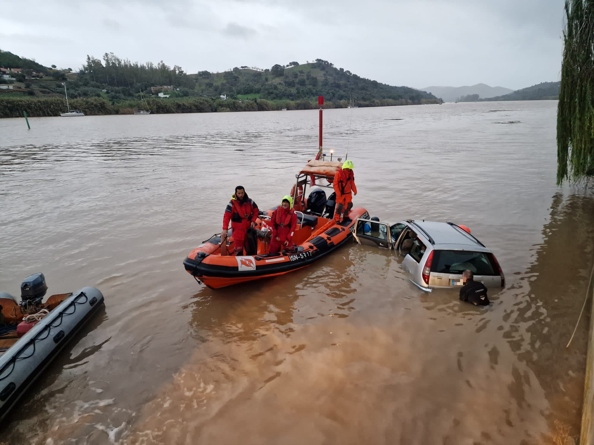 Sul Informação - Carro arrastado pela água na praia fluvial de Alcoutim foi parar ao Guadiana