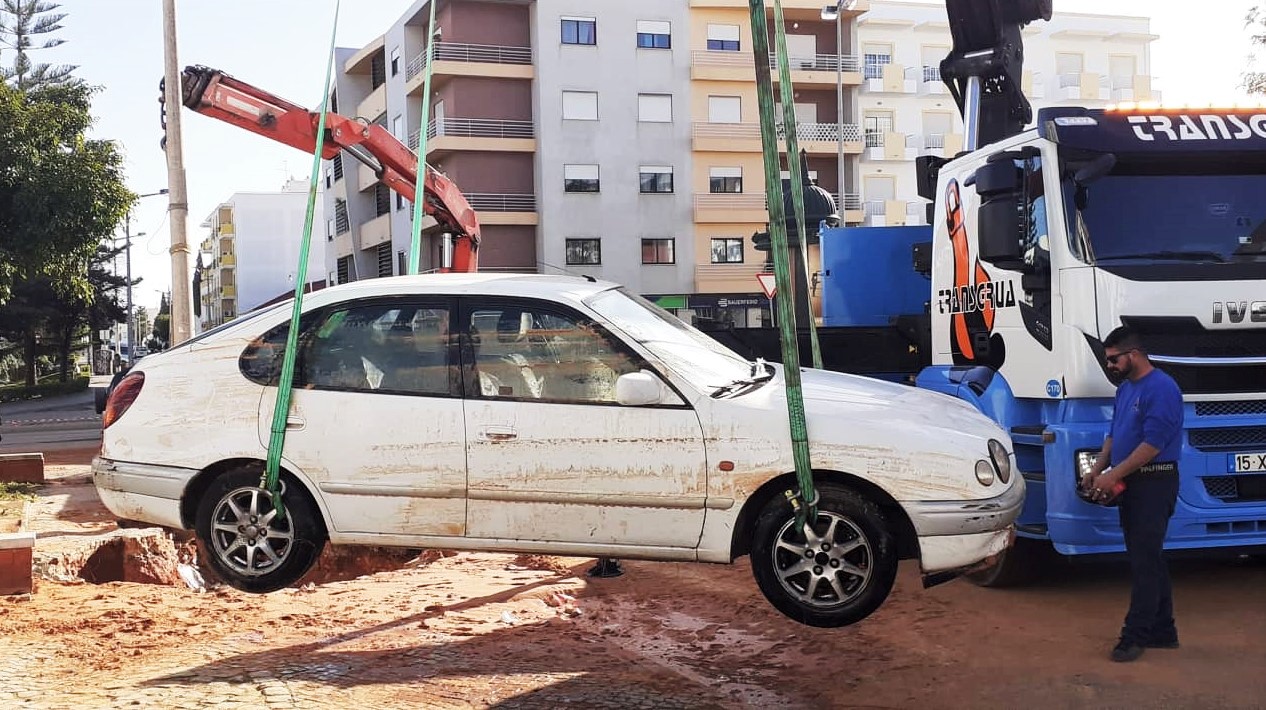 Sul Informação - Carro “afundado” em Olhão já foi removido