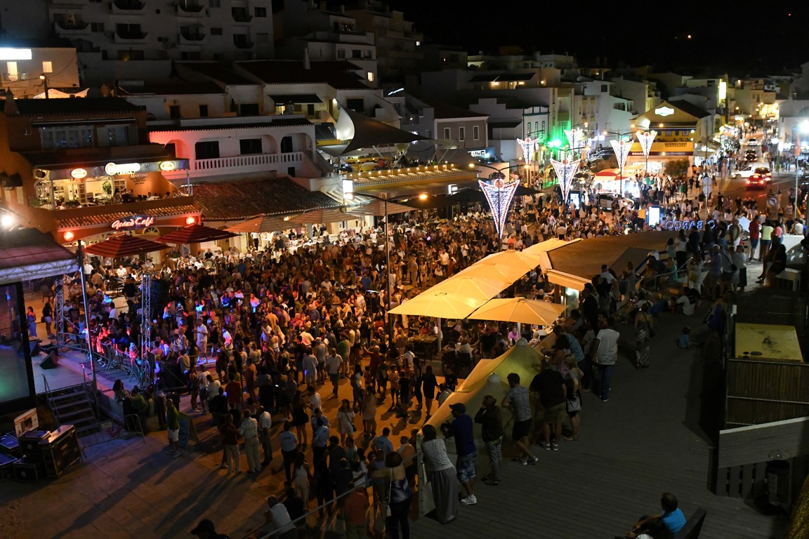 Sul Informação - Kataleya e Christian F levaram «mais de 2 mil pessoas ao rubro» na Carvoeiro Beach Party