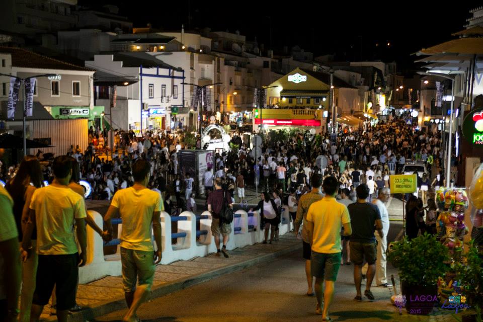Sul Informação - 20 mil divertiram-se na Carvoeiro Noite Black & White (com fotos)
