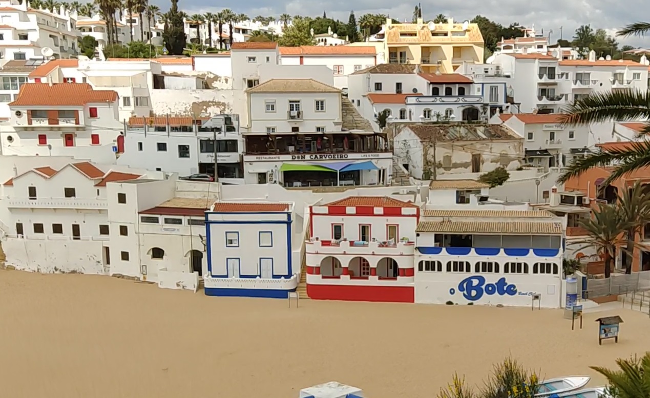Sul Informação - Praia do Carvoeiro, uma vila “fantasma”