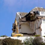 Sul Informação - Demolição de uma das últimas casas antigas da Praia da Rocha causa forte contestação