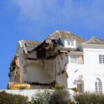 Sul Informação - Demolição de uma das últimas casas antigas da Praia da Rocha causa forte contestação