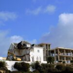 Sul Informação - Demolição de uma das últimas casas antigas da Praia da Rocha causa forte contestação