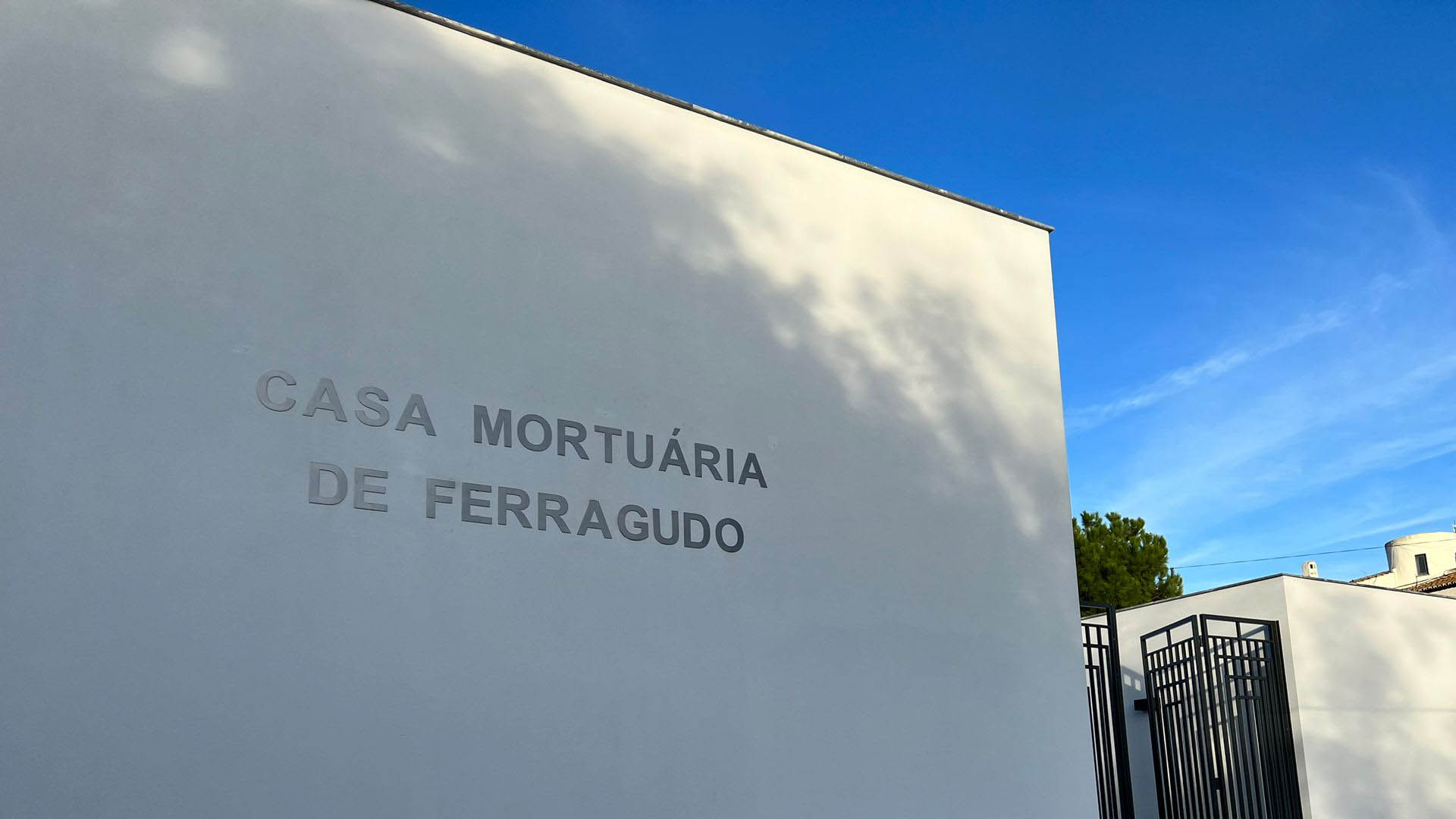 Sul Informação - Ferragudo tem uma nova Casa Mortuária mas não há pressa em inaugurá-la