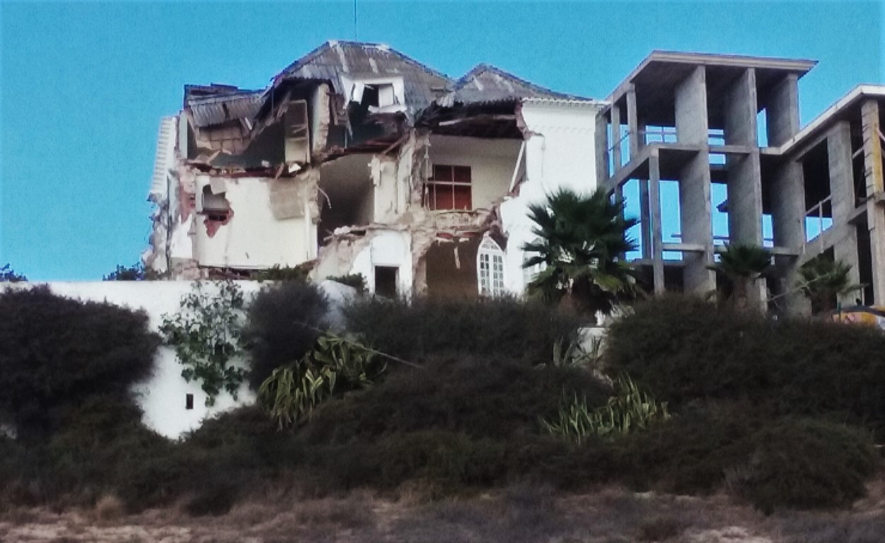 Sul Informação - Demolição de uma das últimas casas antigas da Praia da Rocha causa forte contestação