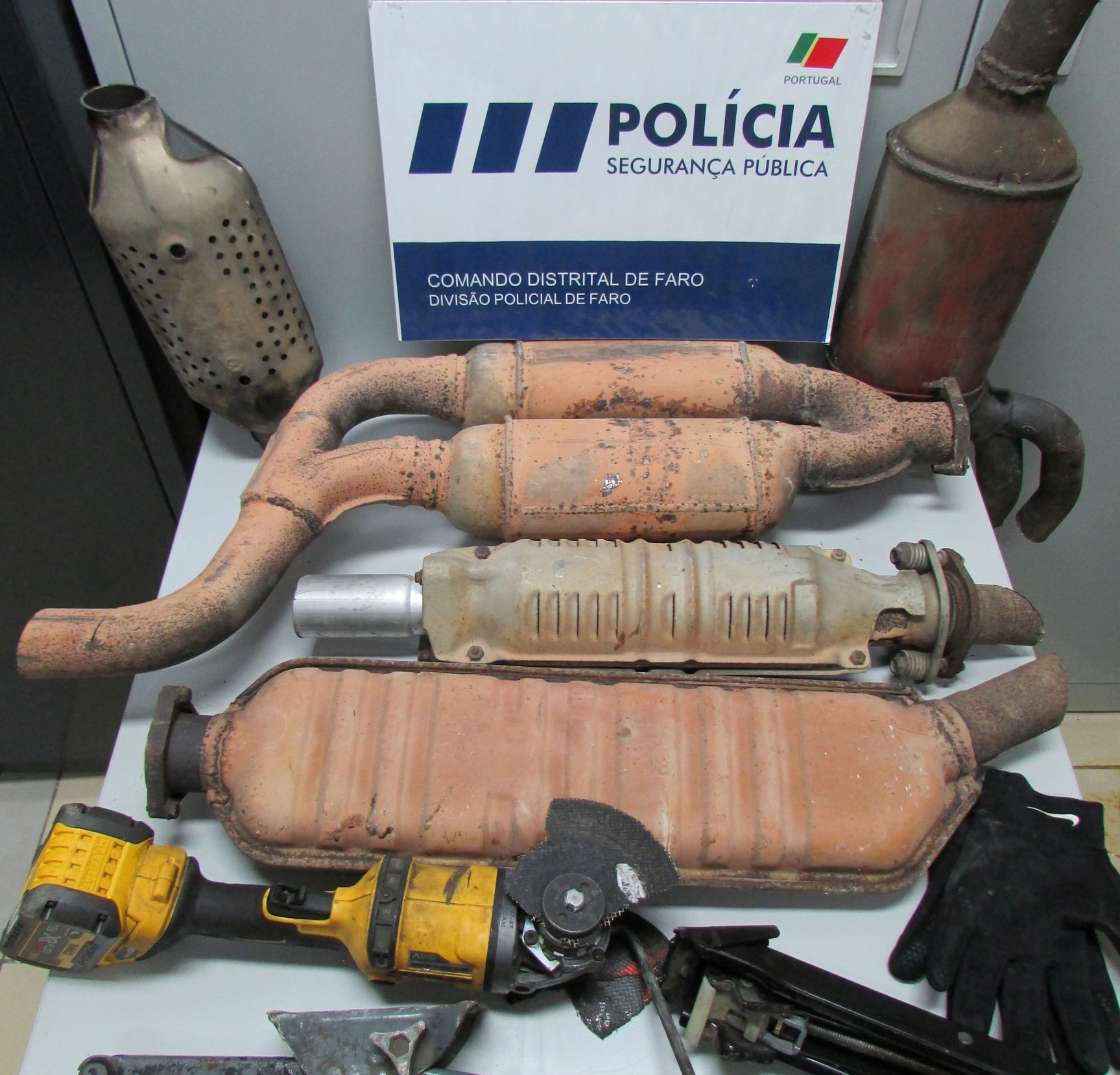 Sul Informação - Dupla que furtou catalisadores em Faro tentou atropelar polícia, mas acabou detida em Olhão