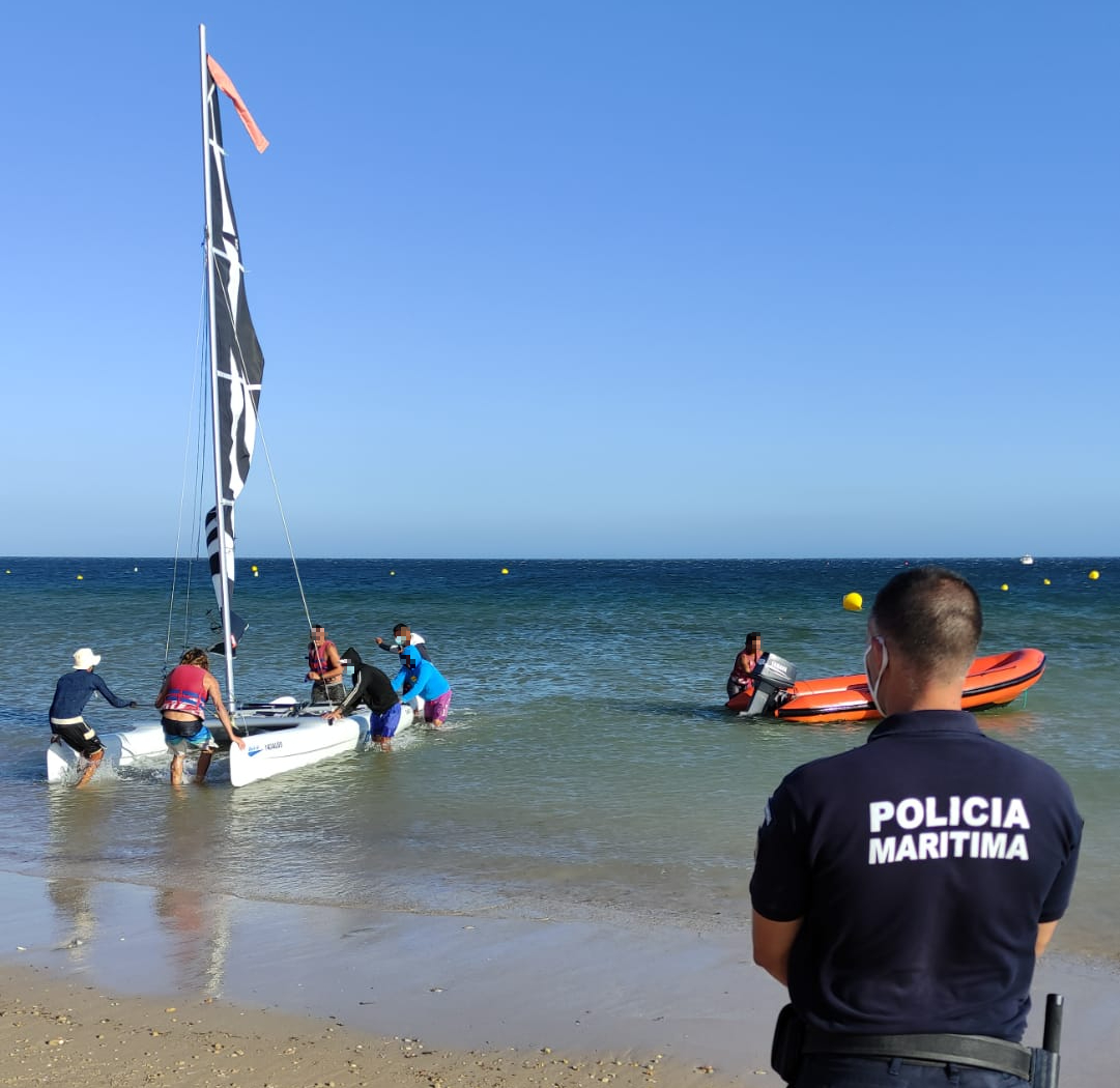 Sul Informação - Salva-vidas de Sagres resgata dois tripulantes de catamarã na praia do Burgau