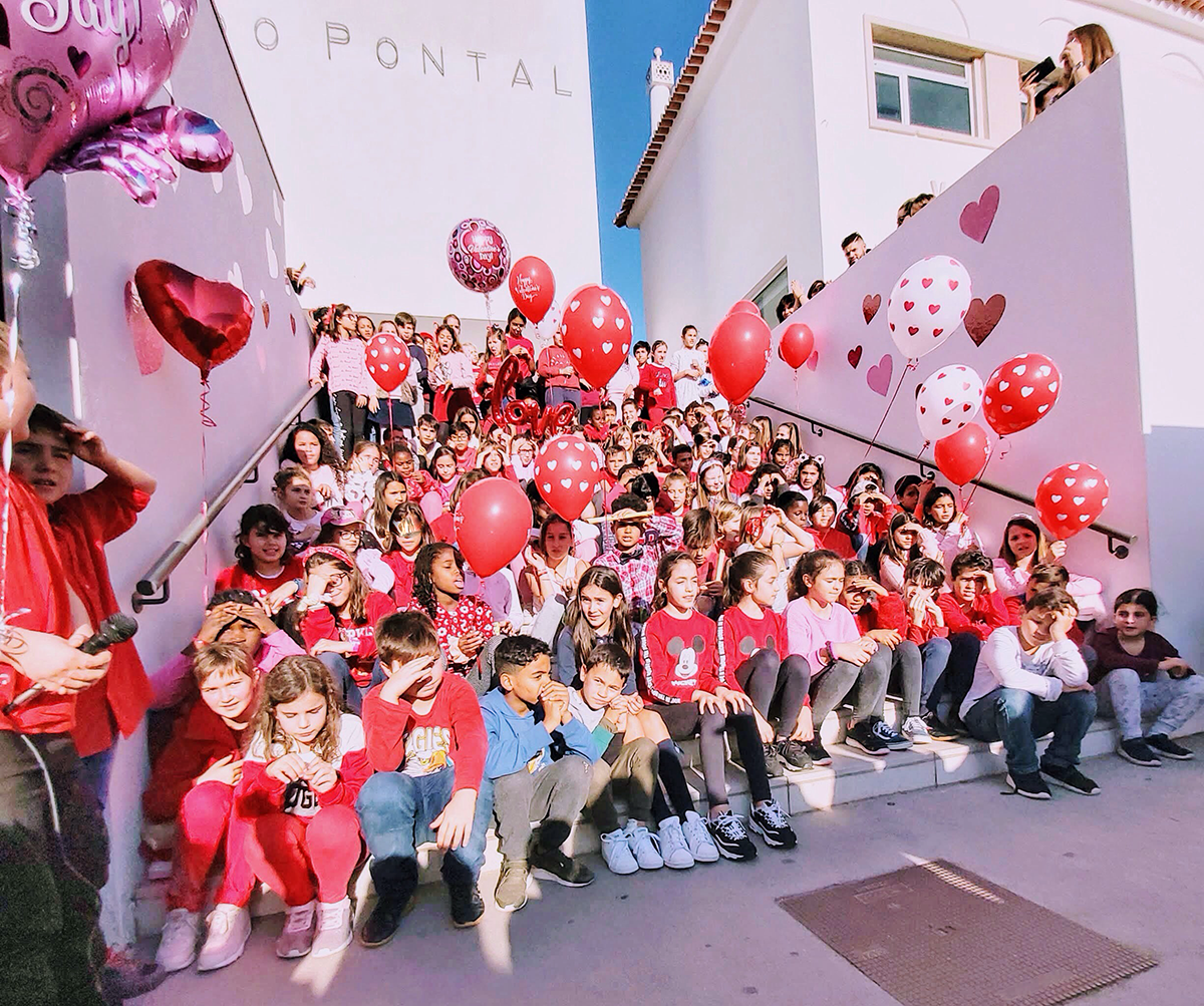 Sul Informação - Alunos do Centro Escolar do Pontal cantaram para os seus pais no Dia de S. Valentim