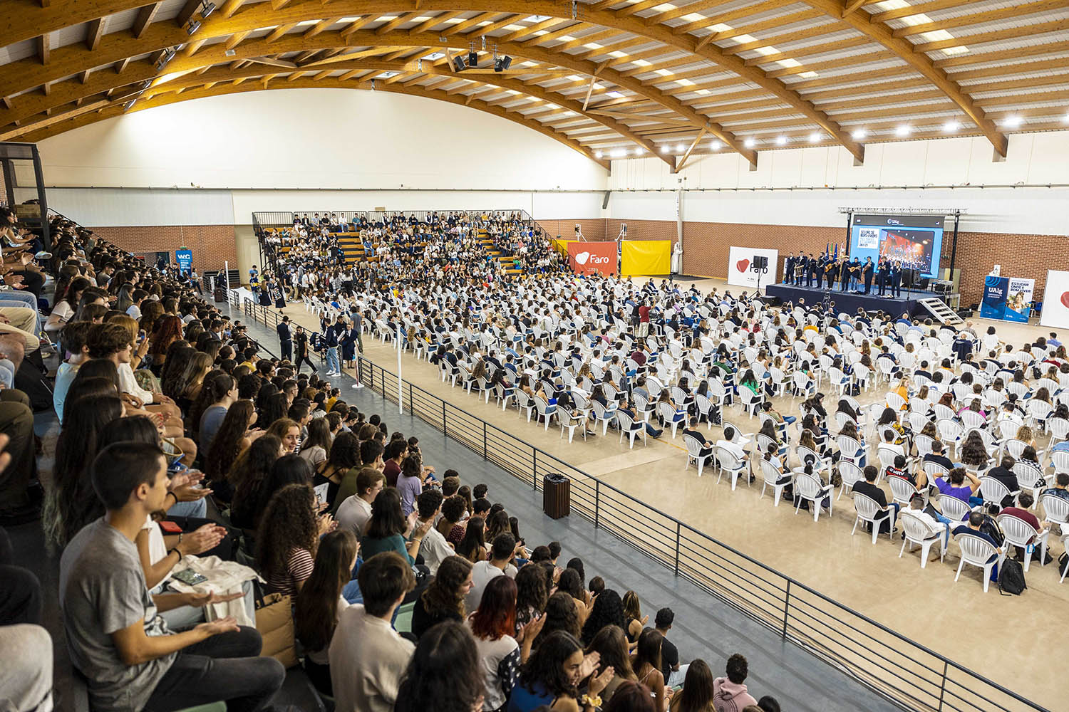 Sul Informação - Novos estudantes da UAlg encheram o Pavilhão da Penha para sessão de boas-vindas