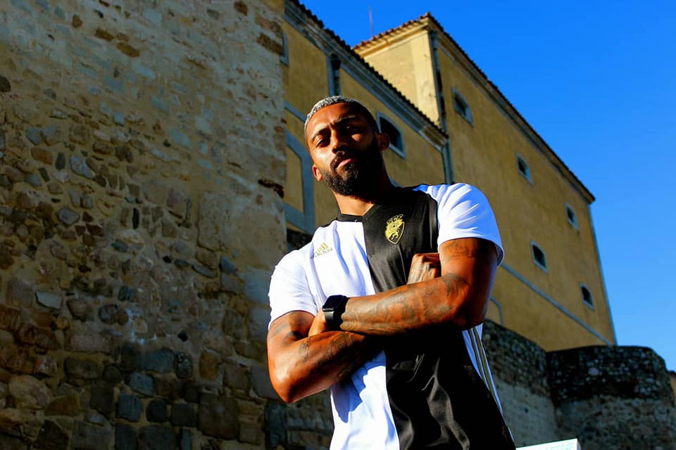 Sul Informação - César (ex-Benfica e Flamengo) reforça defesa do Farense