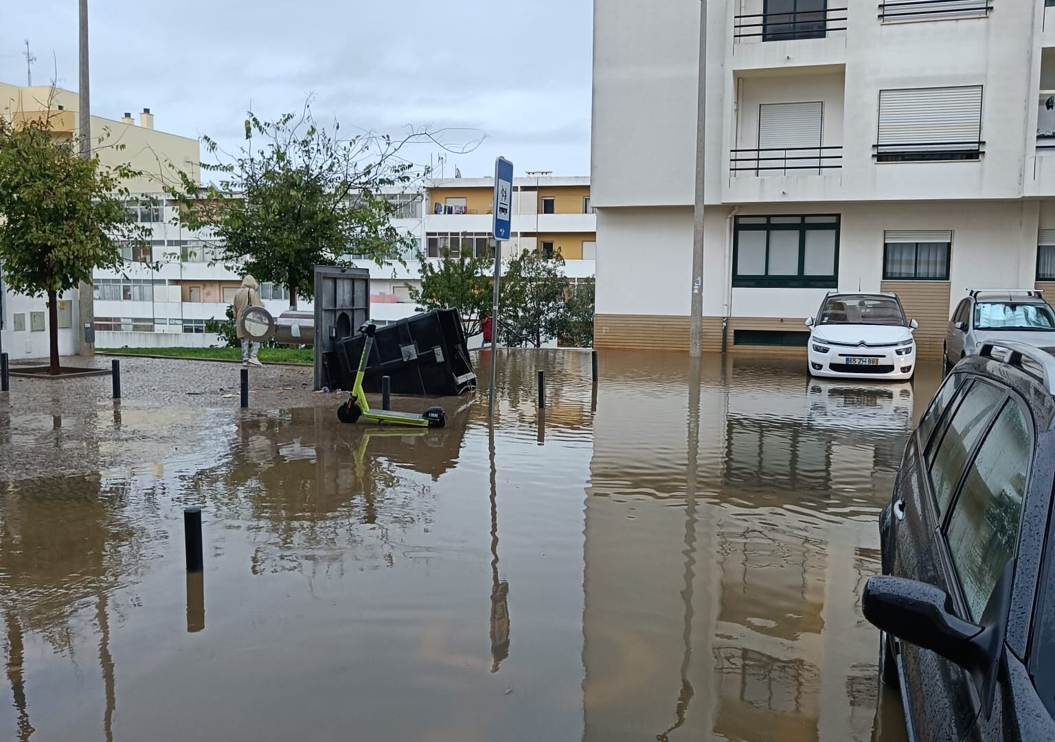 Sul Informação - Bastou meia hora de chuva para provocar o caos nas ruas de Faro