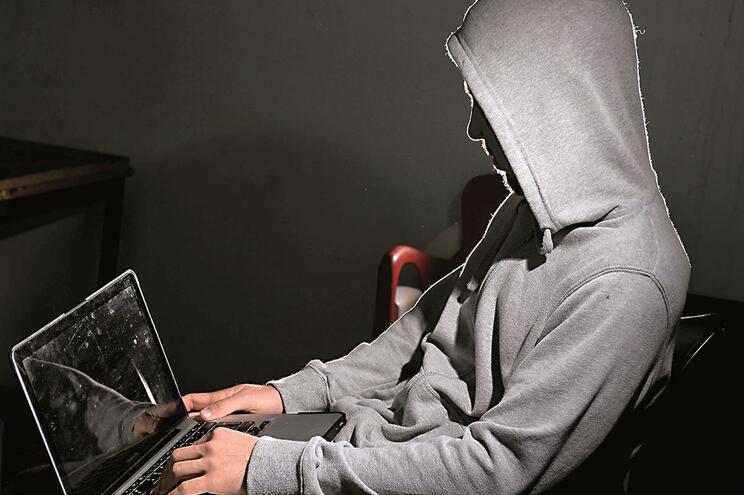 Sul Informação - “Covid-19 Tracker” bloqueia telemóveis e exige resgate