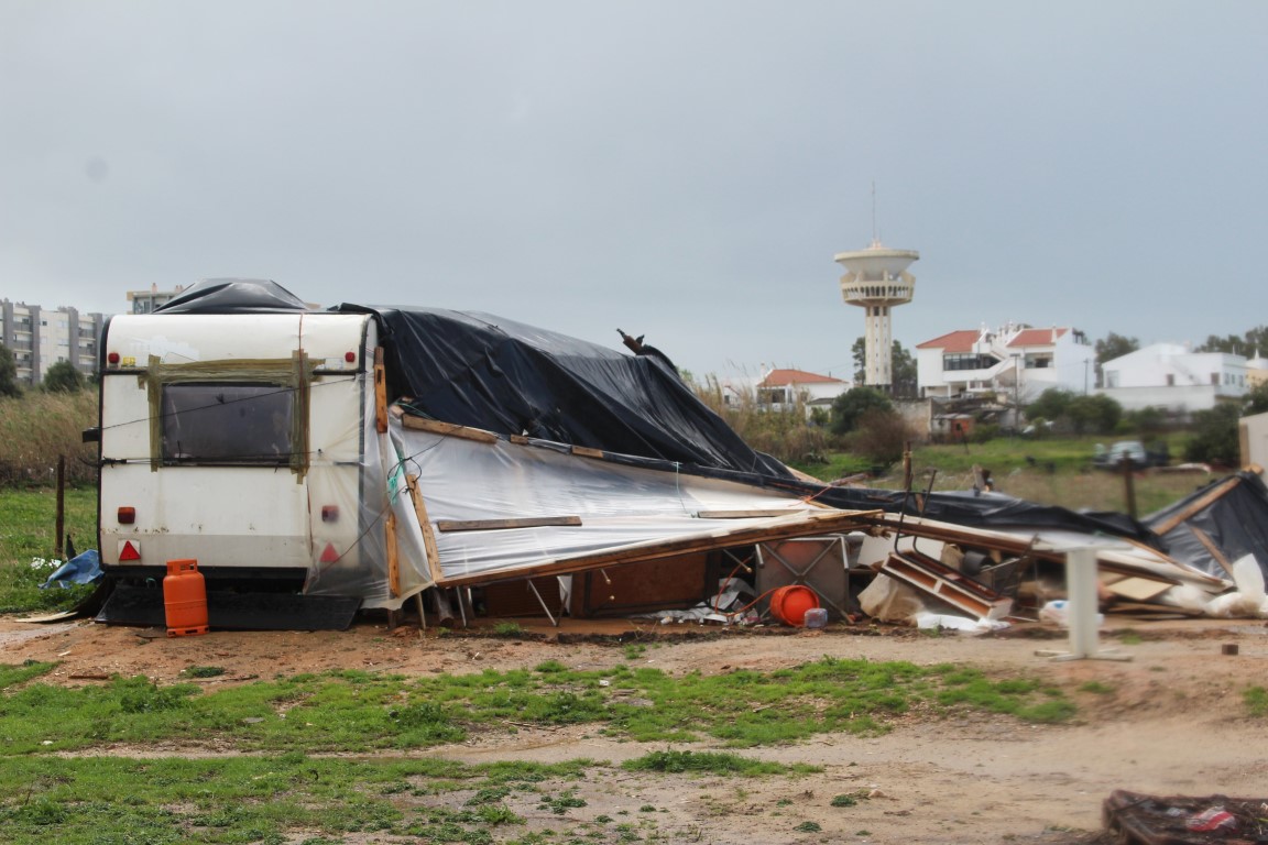Sul Informação - Depois do «pânico», ciganos pedem ajuda para recuperar o que o tornado destruiu