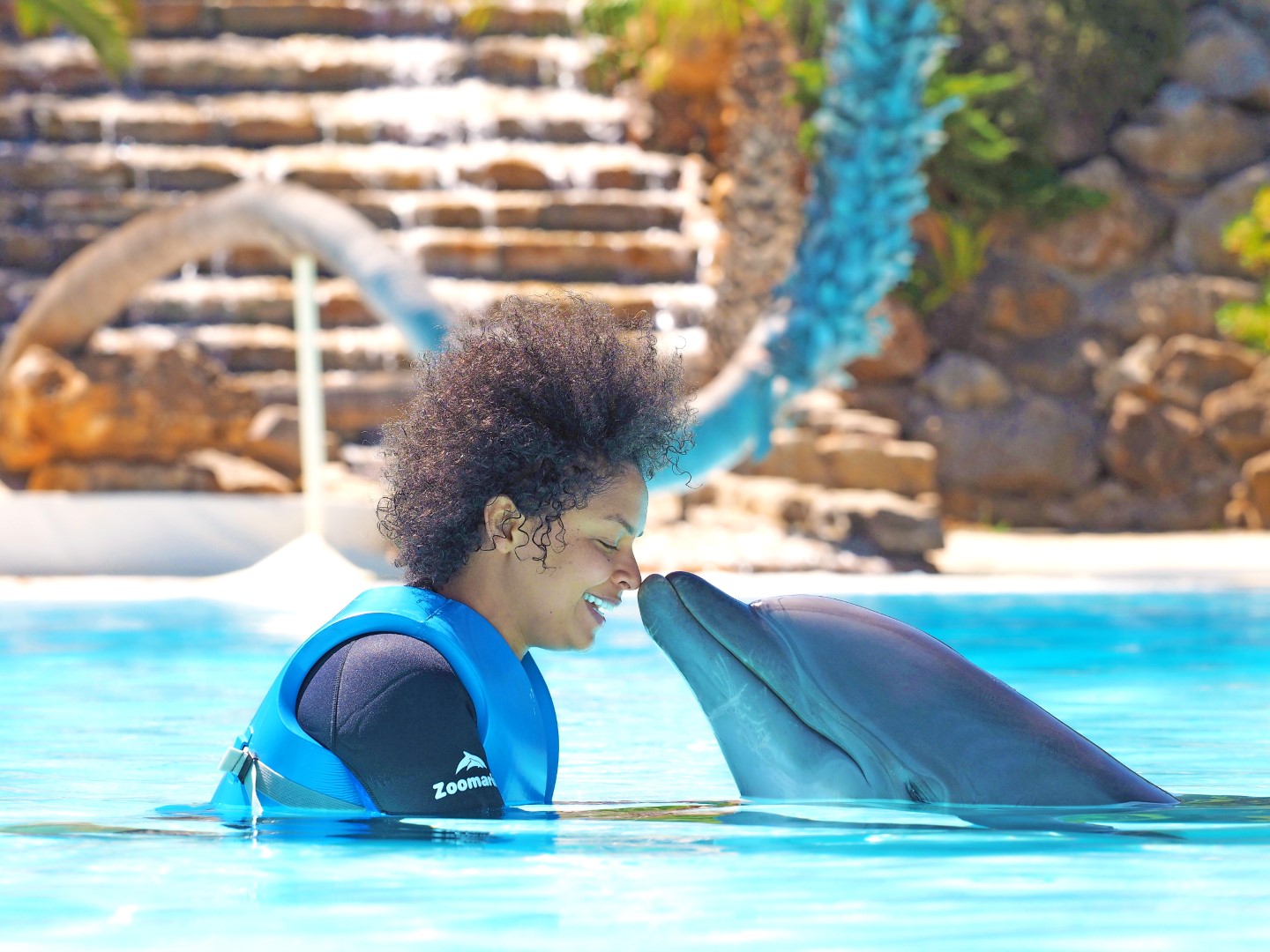 Sul Informação - Cláudia Semedo nadou com golfinhos no Zoomarine