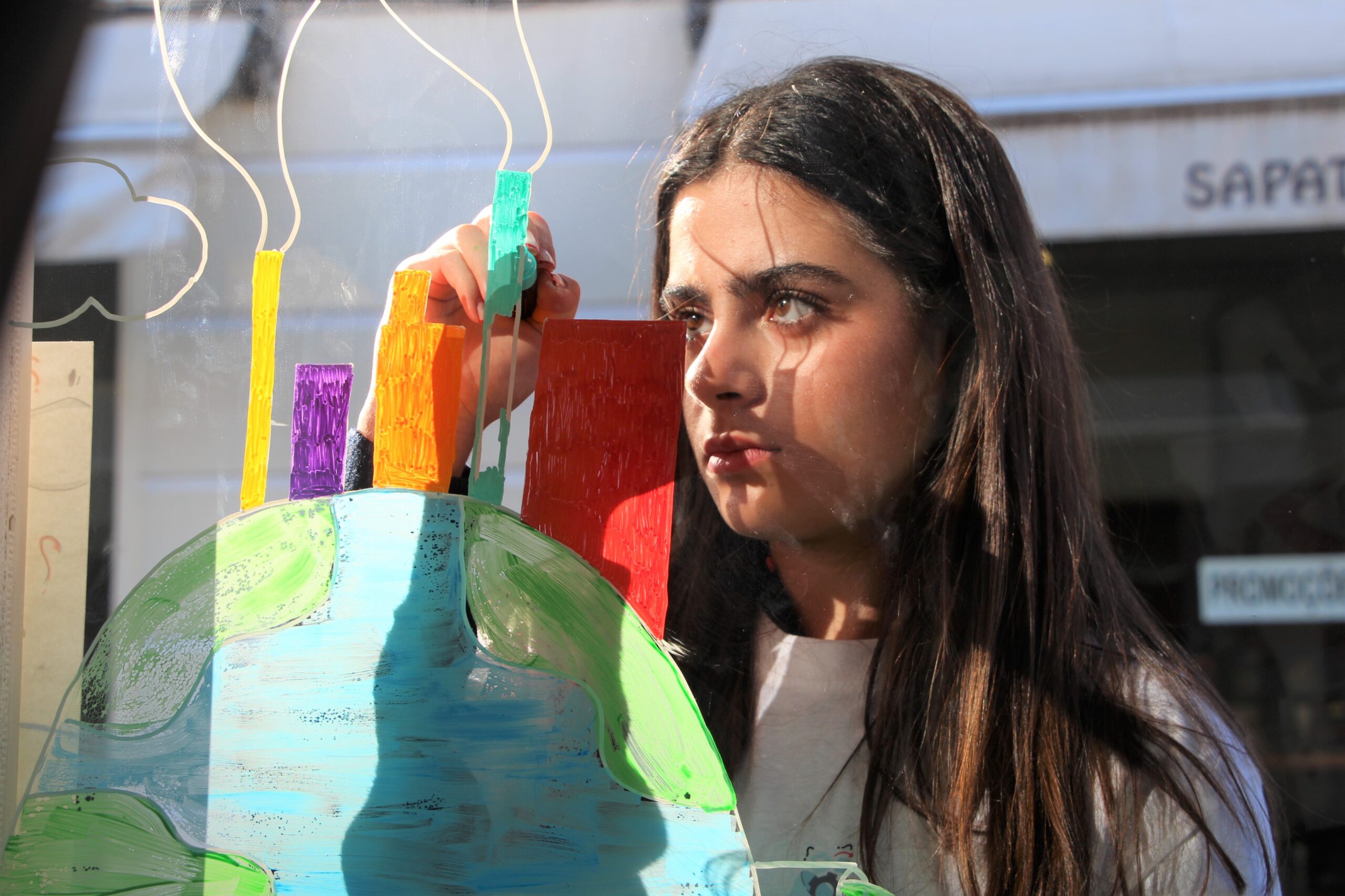 Sul Informação - Alunos do Colégio de Vilamoura ilustram montras de lojas em Loulé