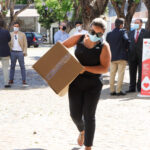 Sul Informação - Faro entrega 1000 dispensadores de gel aos comerciantes