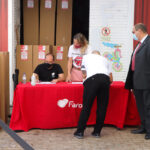 Sul Informação - Faro entrega 1000 dispensadores de gel aos comerciantes