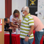 Sul Informação - Faro entrega 1000 dispensadores de gel aos comerciantes