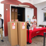 Sul Informação - Faro entrega 1000 dispensadores de gel aos comerciantes