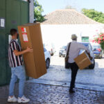 Sul Informação - Faro entrega 1000 dispensadores de gel aos comerciantes