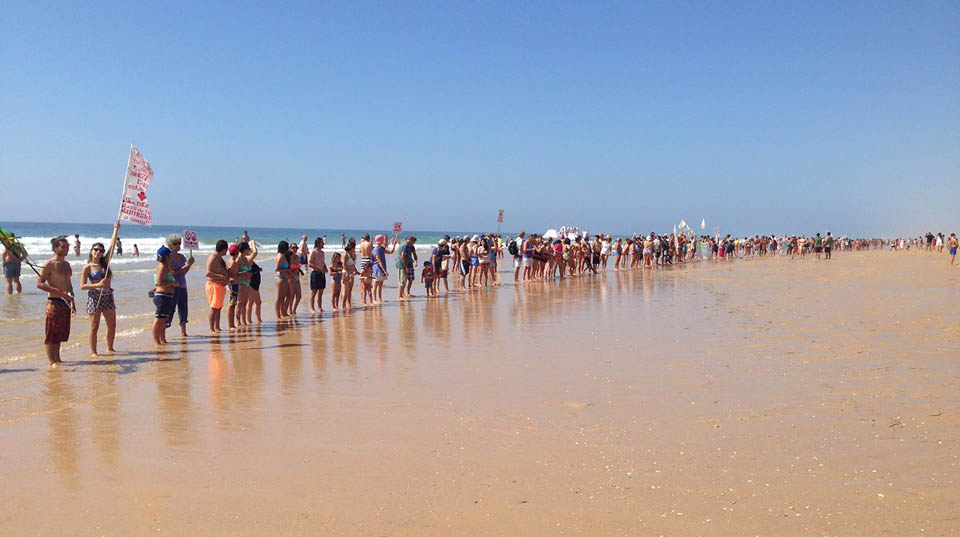 Sul Informação - Ilha de Tavira foi palco de cordão humano contra a exploração de petróleo