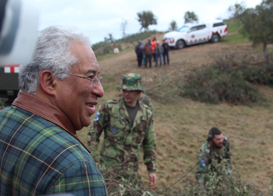 Sul Informação - António Costa não pegou na enxada, mas veio ver como se está a limpar as florestas