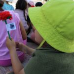 Sul Informação - União das Freguesias de Lagoa e Carvoeiro distribui cravos e livro infantil sobre os 50 anos do 25 de Abril