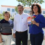 Sul Informação - União das Freguesias de Lagoa e Carvoeiro distribui cravos e livro infantil sobre os 50 anos do 25 de Abril