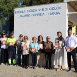 Sul Informação - União das Freguesias de Lagoa e Carvoeiro distribui cravos e livro infantil sobre os 50 anos do 25 de Abril